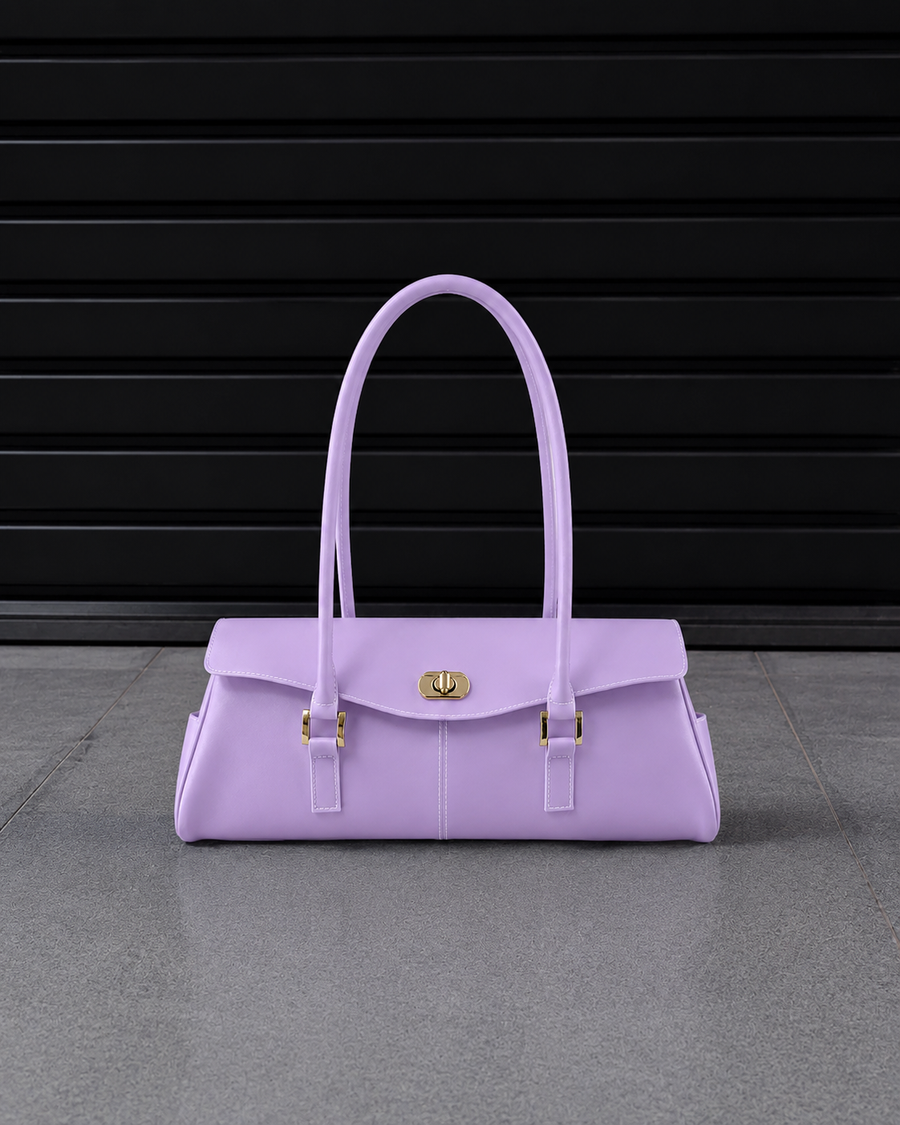 Sac baguette Jelly Firkin Amethyst violet améthyste posé au sol, vue studio devant un rideau métallique noir