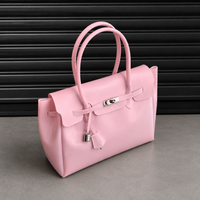 Sac Jelly Firkin Blush rose poudré, vue studio de profil montrant le fermoir cadenas et le rabat