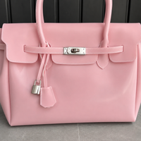 Vue rapprochée du rabat et du fermoir cadenas argenté du sac Jelly Firkin Blush rose poudré