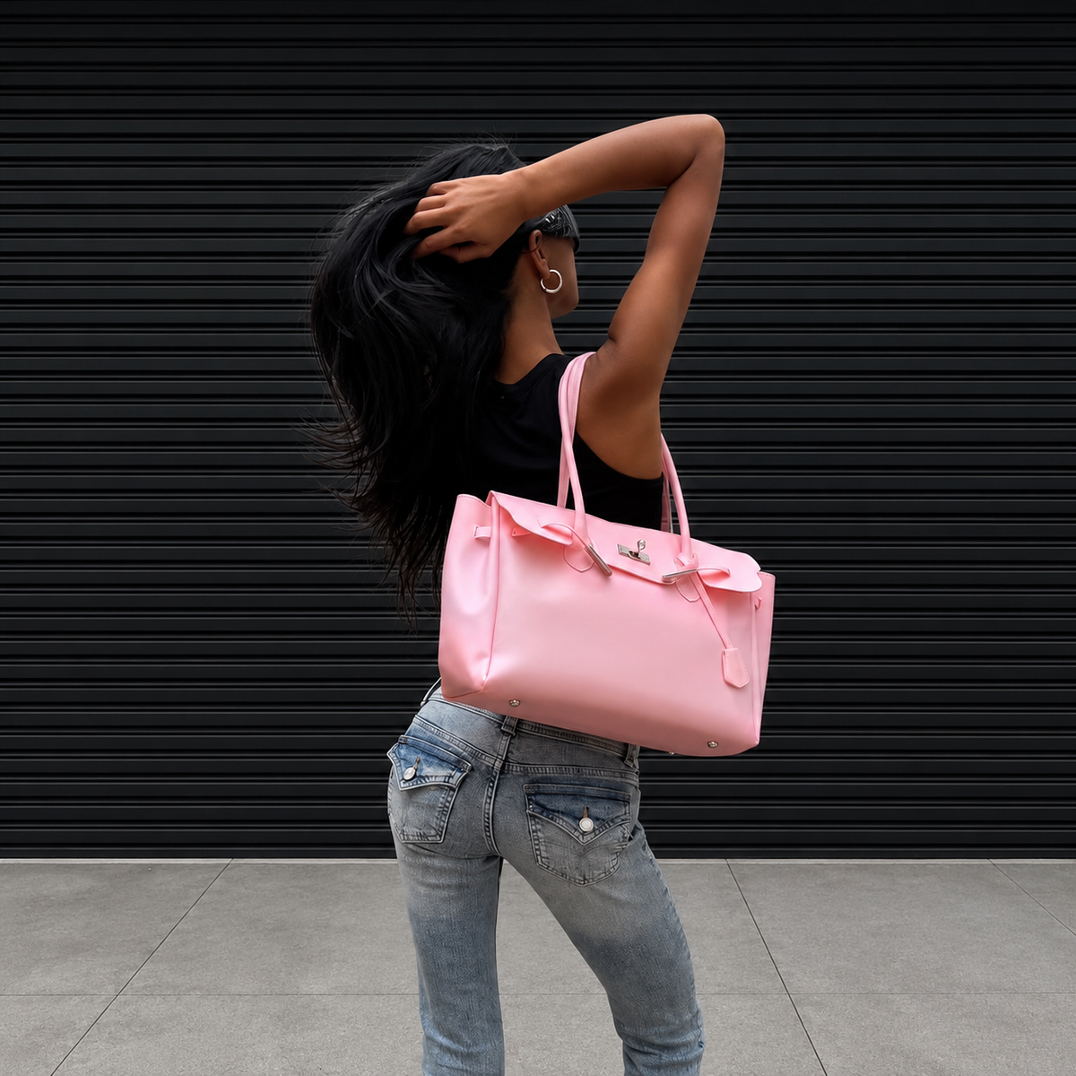 Mannequin de dos portant le sac Jelly Firkin Blush rose poudré à l'épaule avec un jean, look casual chic