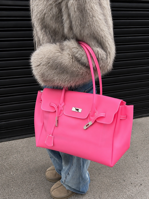 Mannequin en manteau fourrure tenant le sac Jelly Firkin Cherry Blush rose fuchsia, look hiver chic