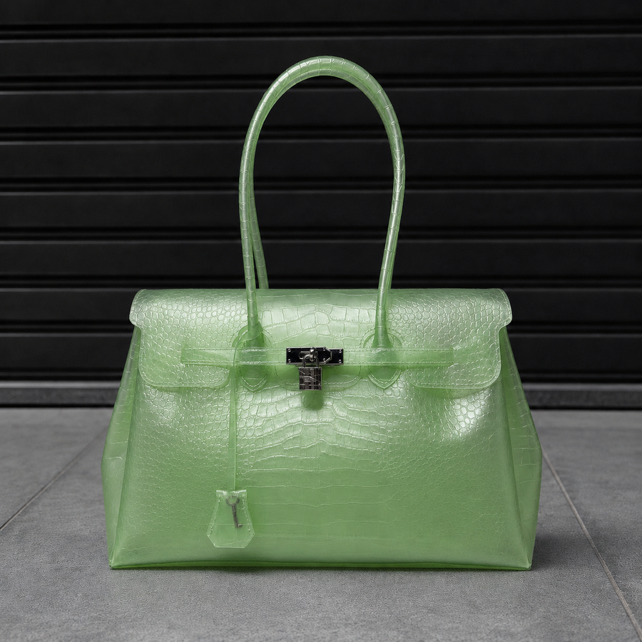 Sac Jelly Firkin Croco Jade vert amande effet croco posé au sol, vue studio devant un rideau métallique noir