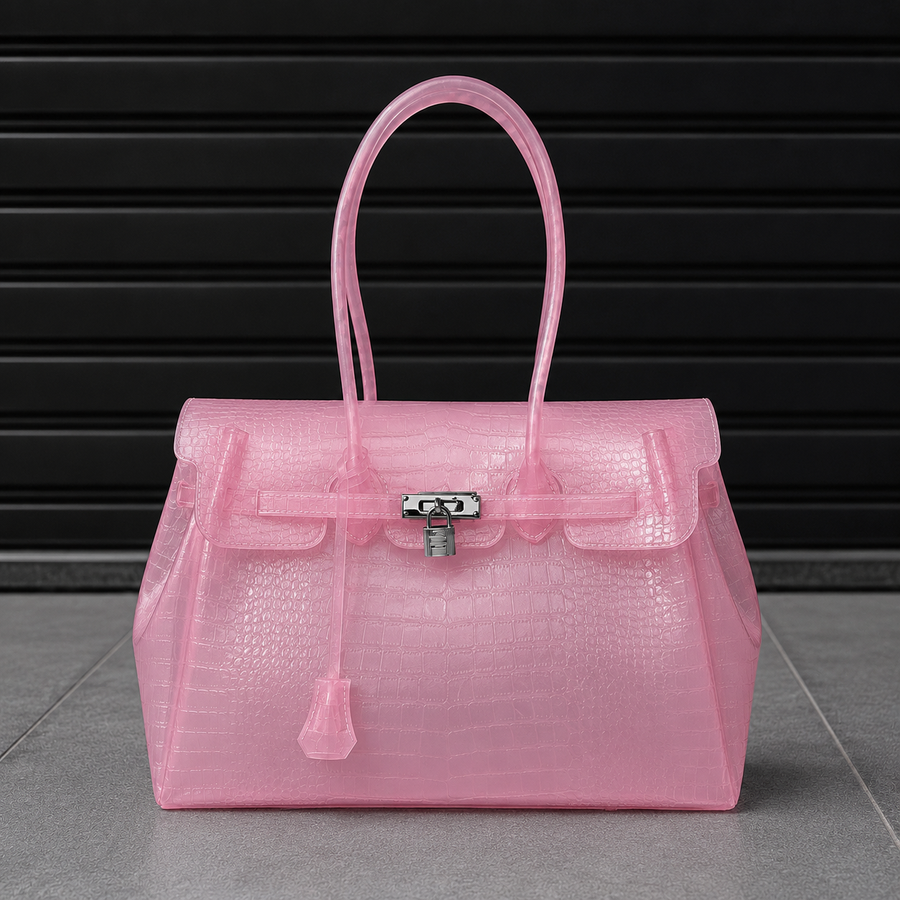Sac Jelly Firkin Croco Blush rose effet croco posé au sol, vue studio devant un rideau métallique noir