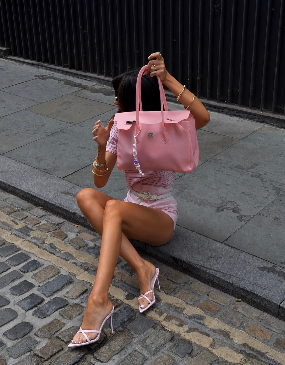 Deux vues d'une femme en jean et t-shirt blanc tenant son sac Jelly Firkin rose poudré, bannière d'accueil