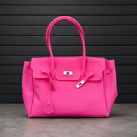 Sac à main Jelly Firkin Cherry Blush en PVC effet gelée rose cerise, fermoir cadenas argenté et anses rondes surpiquées