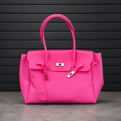 Sac à main Jelly Firkin Cherry Blush en PVC effet gelée rose cerise, fermoir cadenas argenté et anses rondes surpiquées