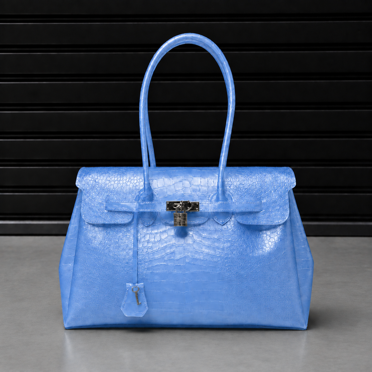 Sac à main Jelly Croco Azure en TPU premium gaufré effet crocodile bleu azur, finition satinée et fermoir cadenas