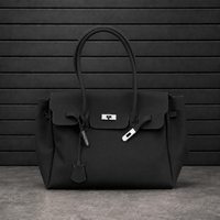 Sac à main Jelly Firkin Onyx en PVC effet gelée noir profond, fermoir cadenas argenté et anses rondes surpiquées