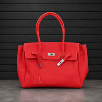 Sac à main Jelly Firkin Ruby en PVC effet gelée rouge rubis, fermoir cadenas argenté et anses rondes surpiquées