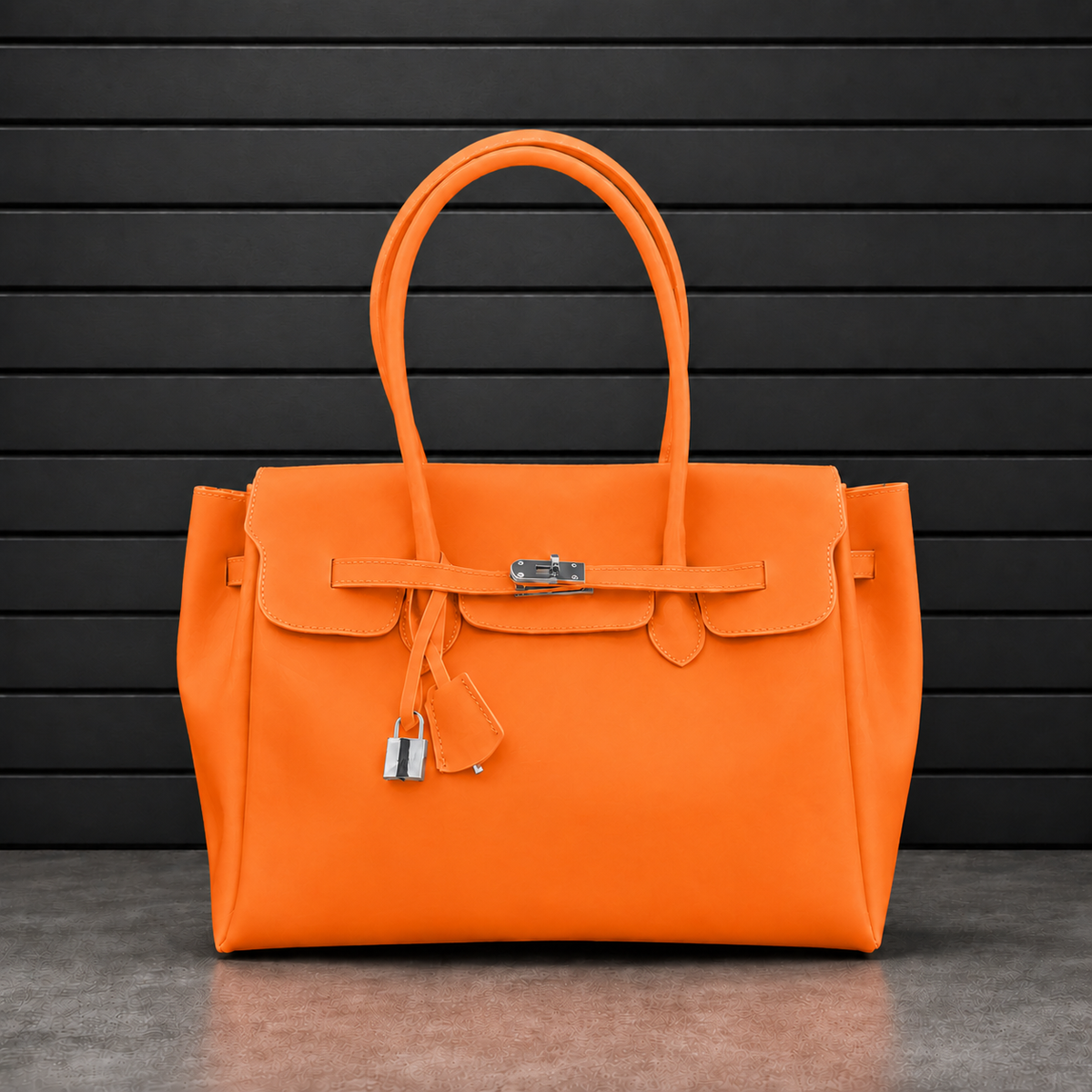 Sac à main Jelly Firkin Sunset en PVC effet gelée orange coucher de soleil, fermoir cadenas argenté et anses rondes surpiquées