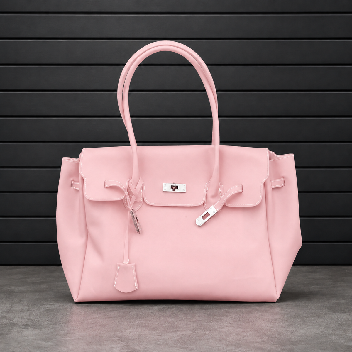 Sac à main Jelly Firkin Blush en PVC effet gelée rose poudré, fermoir cadenas argenté et anses rondes surpiquées