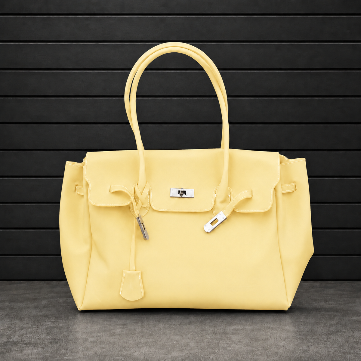 Sac à main Jelly Firkin Butter en PVC effet gelée jaune beurre, fermoir cadenas argenté et anses rondes surpiquées