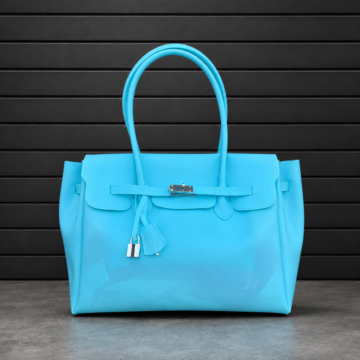 Sac à main Jelly Firkin Lagoon en PVC effet gelée bleu lagon, fermoir cadenas argenté et anses rondes surpiquées