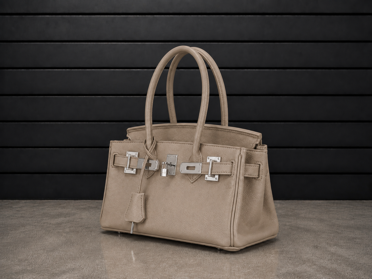 Sac Jelly Élan Grège vu de trois quarts, cuir véritable grainé beige grège et ferrure argentée