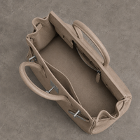 Sac Jelly Élan Grège ouvert, vue plongeante sur l'intérieur en cuir grainé beige grège