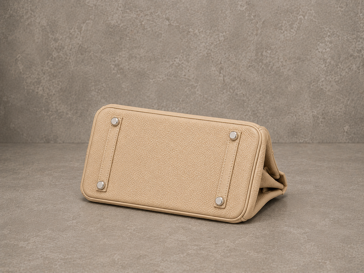 Dessous du sac Jelly Élan Sable, base en cuir grainé beige sable protégée par des pieds métalliques
