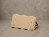 Dessous du sac Jelly Élan Sable, base en cuir grainé beige sable protégée par des pieds métalliques
