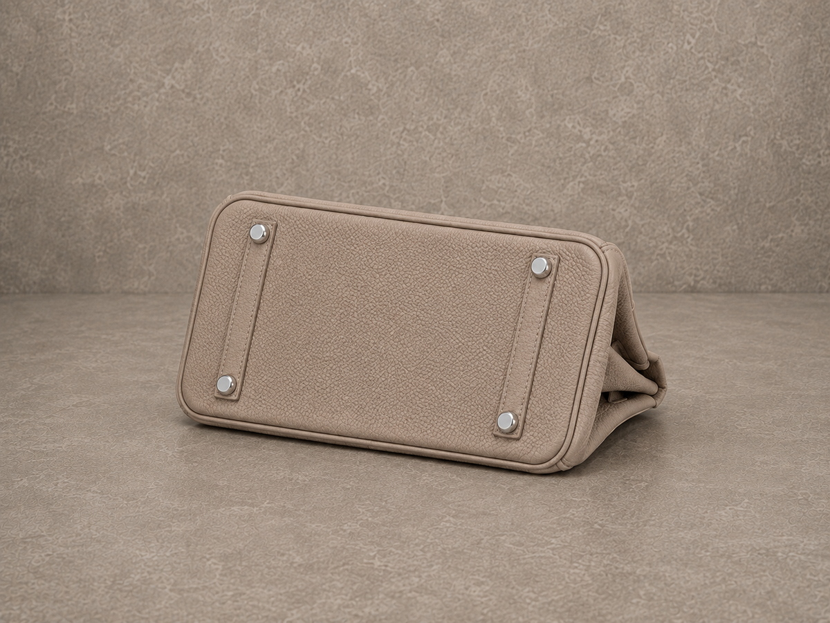 Dessous du sac Jelly Élan Grège, base en cuir grainé beige grège protégée par des pieds métalliques
