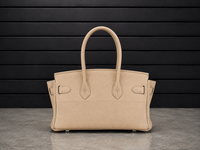 Dos du sac Jelly Élan Sable en cuir véritable grainé beige sable, anses rondes et pattes de rabat
