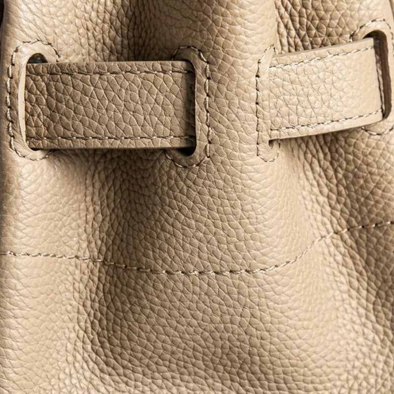 Gros plan sur le passant de sangle et le grain du cuir du sac Jelly Élan Sable