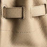 Gros plan sur le passant de sangle et le grain du cuir du sac Jelly Élan Sable