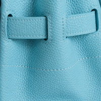 Gros plan sur le passant de sangle et le grain du cuir du sac Jelly Élan Celeste