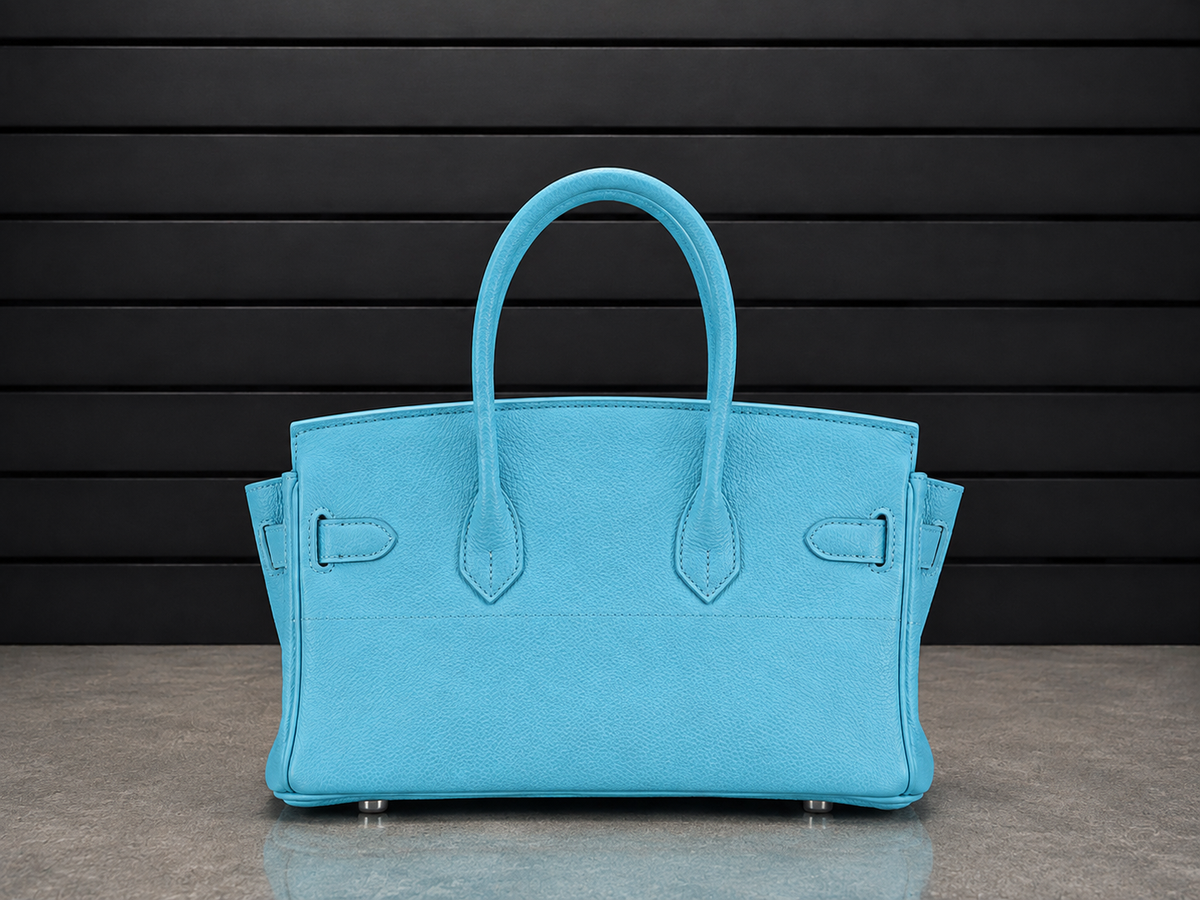 Dos du sac Jelly Élan Celeste en cuir véritable grainé bleu ciel, anses rondes et pattes de rabat