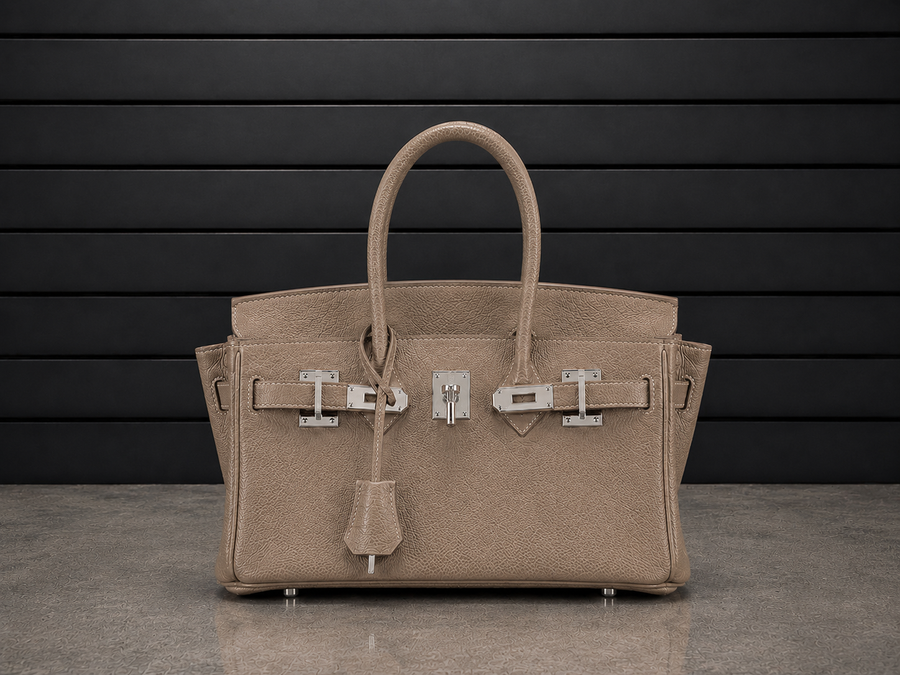 Sac à main Jelly Élan Grège en cuir véritable grainé beige grège, fermoir cadenas argenté et clochette