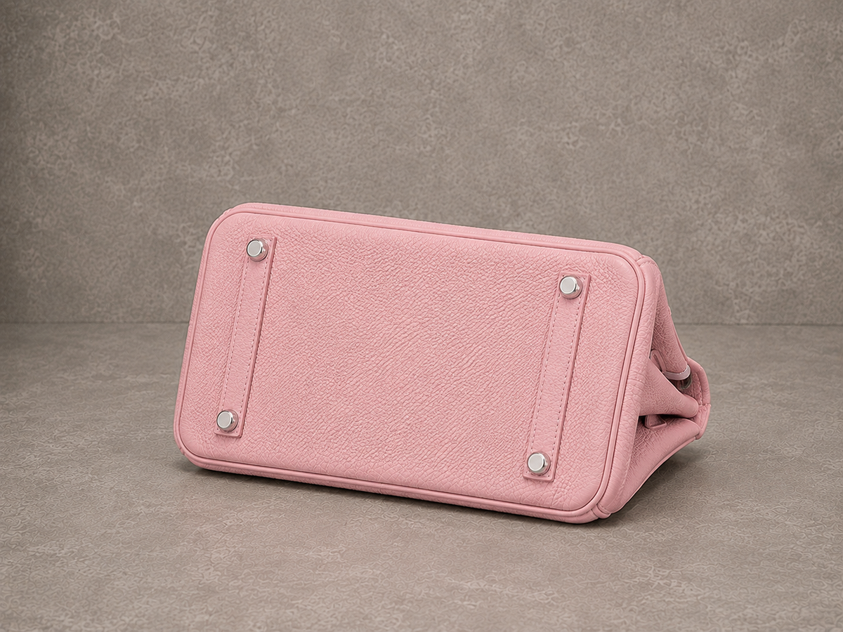 Dessous du sac Jelly Élan Pétale, base en cuir grainé rose pétale protégée par des pieds métalliques
