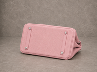 Dessous du sac Jelly Élan Pétale, base en cuir grainé rose pétale protégée par des pieds métalliques