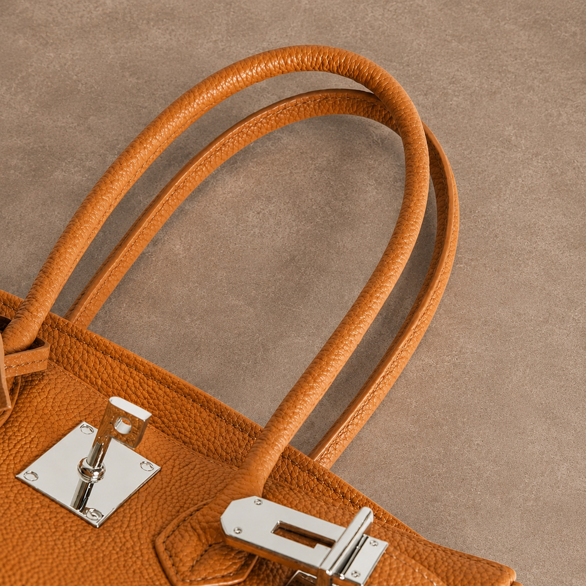 Anses et ferrure argentée du sac Jelly Élan Ambre vues du dessus, cuir véritable grainé