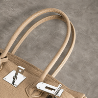 Anses et ferrure argentée du sac Jelly Élan Sable vues du dessus, cuir véritable grainé