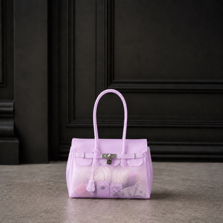 Mini sac Jelly Firkin coloris Lilac violet rempli d'objets, posé devant une porte sombre, vue alternative