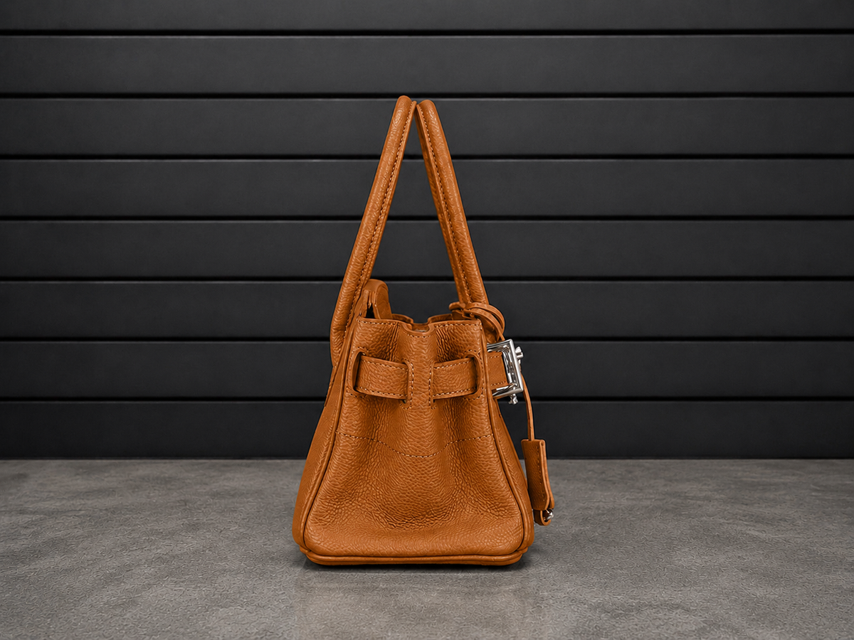 Sac Elan Bag Ambre vu de profil, montrant la profondeur du soufflet et la clochette