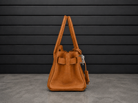 Sac Elan Bag Ambre vu de profil, montrant la profondeur du soufflet et la clochette