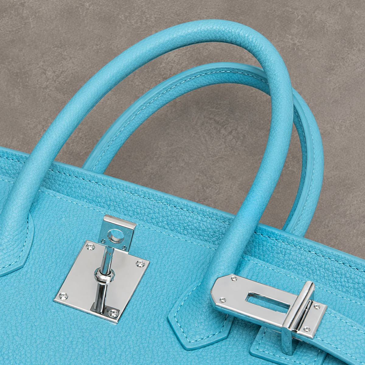 Anses et ferrure argentée du sac Elan Bag Celeste vues du dessus, cuir véritable grainé