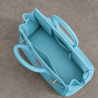 Sac Elan Bag Celeste ouvert, vue plongeante sur l'intérieur en cuir grainé bleu ciel