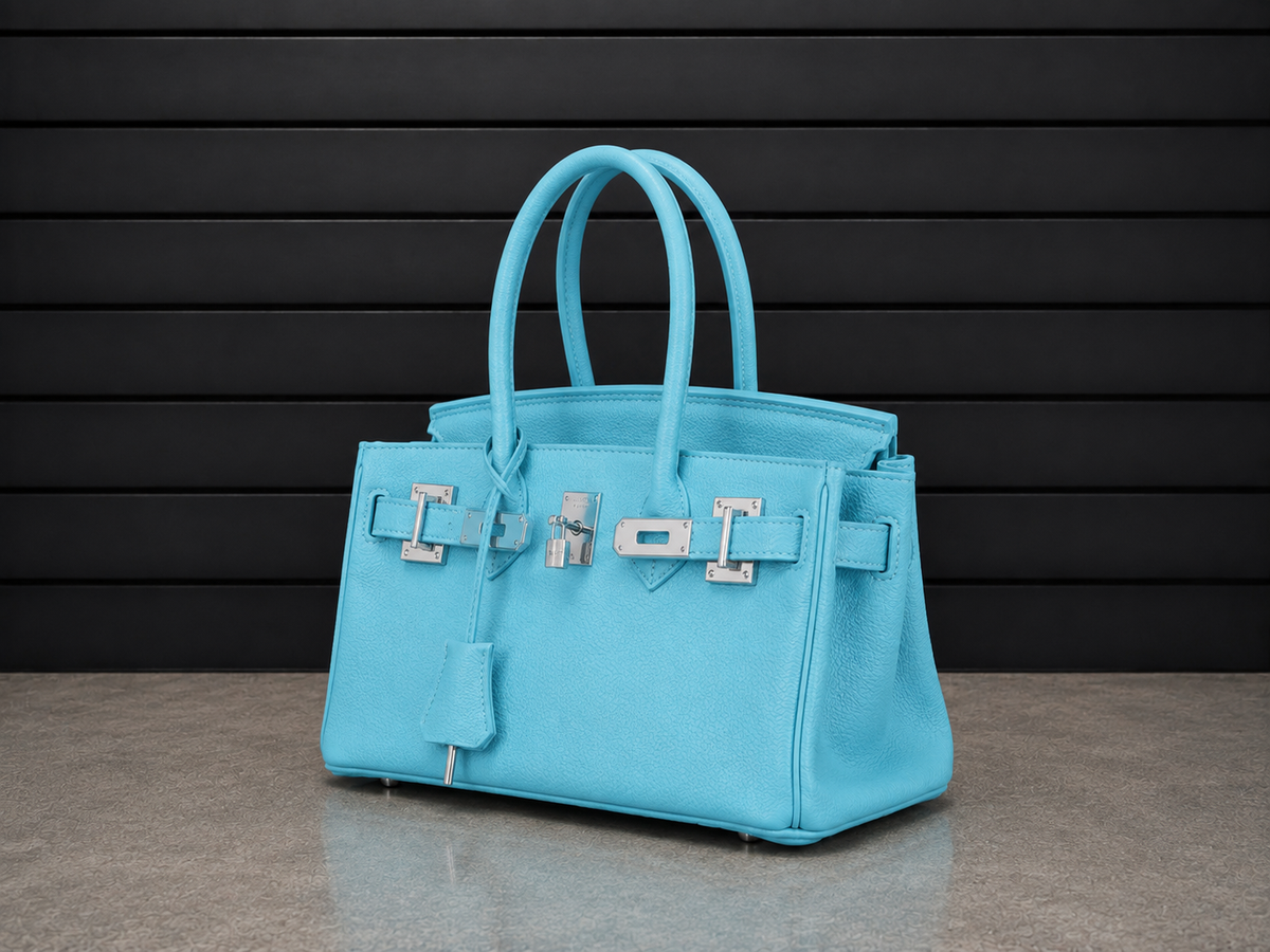 Sac Elan Bag Celeste vu de trois quarts, cuir véritable grainé bleu ciel et ferrure argentée