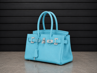 Sac Elan Bag Celeste vu de trois quarts, cuir véritable grainé bleu ciel et ferrure argentée