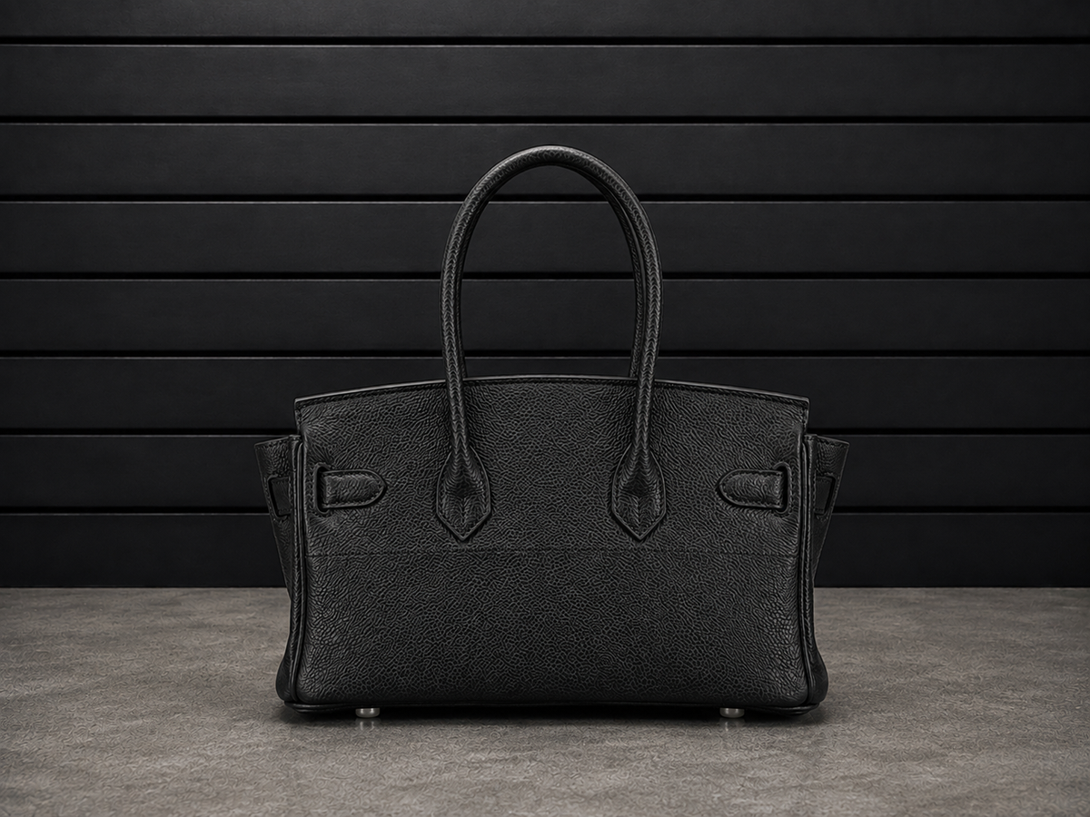 Dos du sac Elan Bag Ébène en cuir véritable grainé noir ébène, anses rondes et pattes de rabat