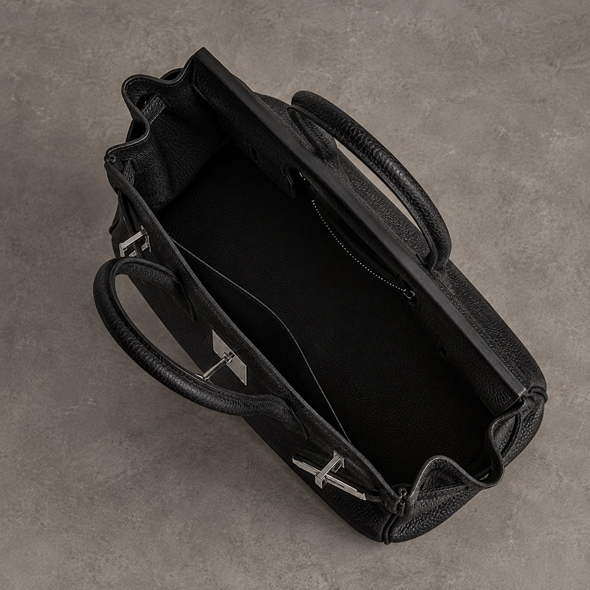 Sac Elan Bag Ébène ouvert, vue plongeante sur l'intérieur en cuir grainé noir ébène