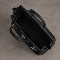 Sac Elan Bag Ébène ouvert, vue plongeante sur l'intérieur en cuir grainé noir ébène