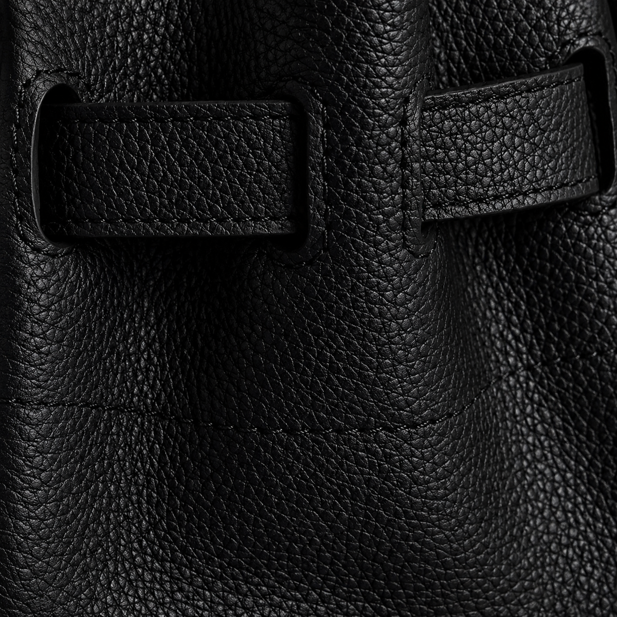 Gros plan sur le passant de sangle et le grain du cuir du sac Elan Bag Ébène