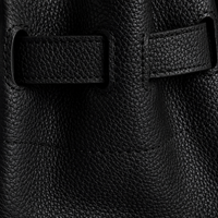 Gros plan sur le passant de sangle et le grain du cuir du sac Elan Bag Ébène