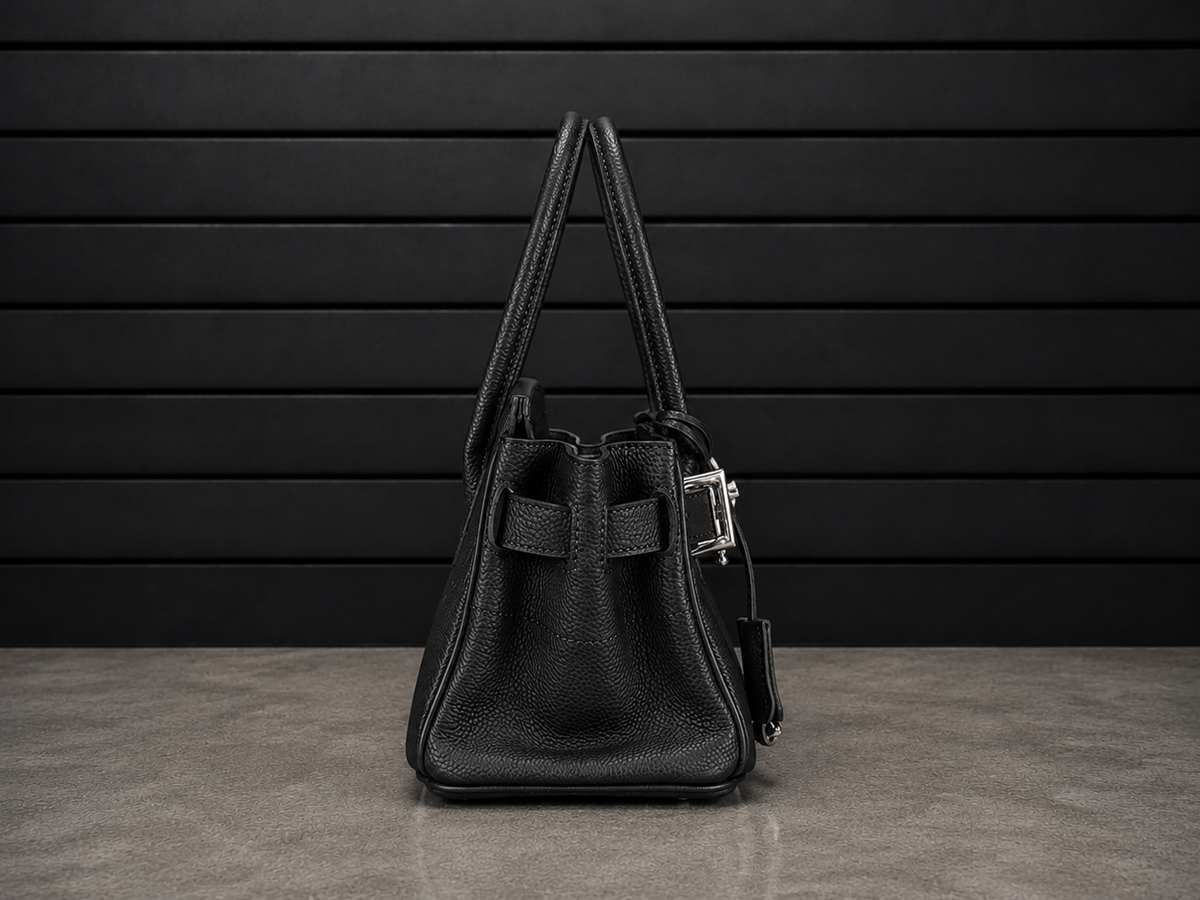 Sac Elan Bag Ébène vu de profil, montrant la profondeur du soufflet et la clochette