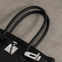 Détail du cuir véritable grainé noir ébène et des surpiqûres du sac Elan Bag Ébène