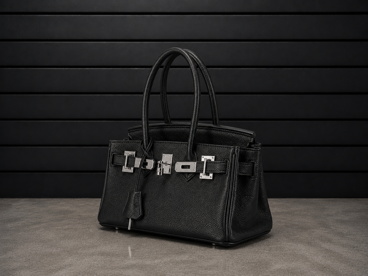 Sac Elan Bag Ébène vu de trois quarts, cuir véritable grainé noir ébène et ferrure argentée