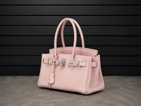 Sac Elan Bag Pétale vu de trois quarts, cuir véritable grainé rose pétale et ferrure argentée