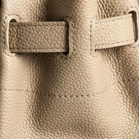 Gros plan sur le passant de sangle et le grain du cuir du sac Elan Bag Sable