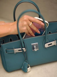 Sac à main Élan Bag Celeste en cuir véritable grainé – Firkin Jelly, photo réelle